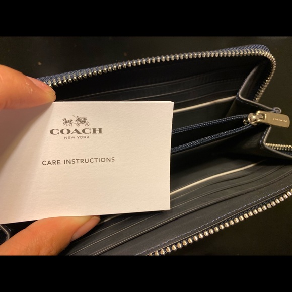 Authentic Coach Wallet. - Picture 5 of 5